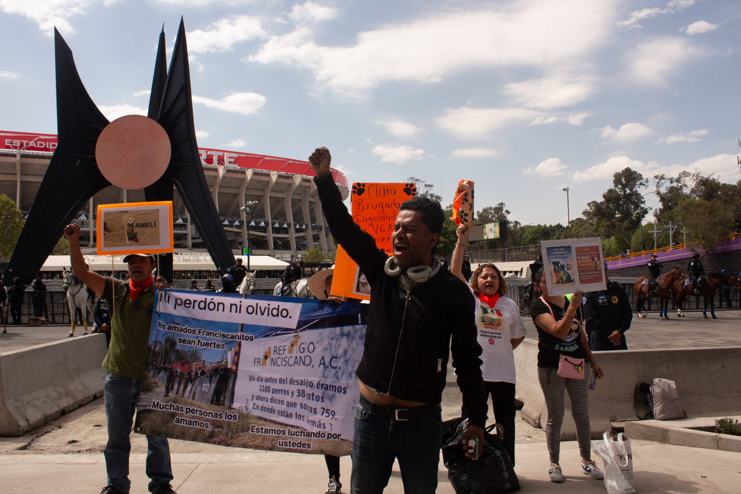 Manifestantes del Refugio Franciscano frente al Estadio Ciudad de México/Foto: Luis Calderón